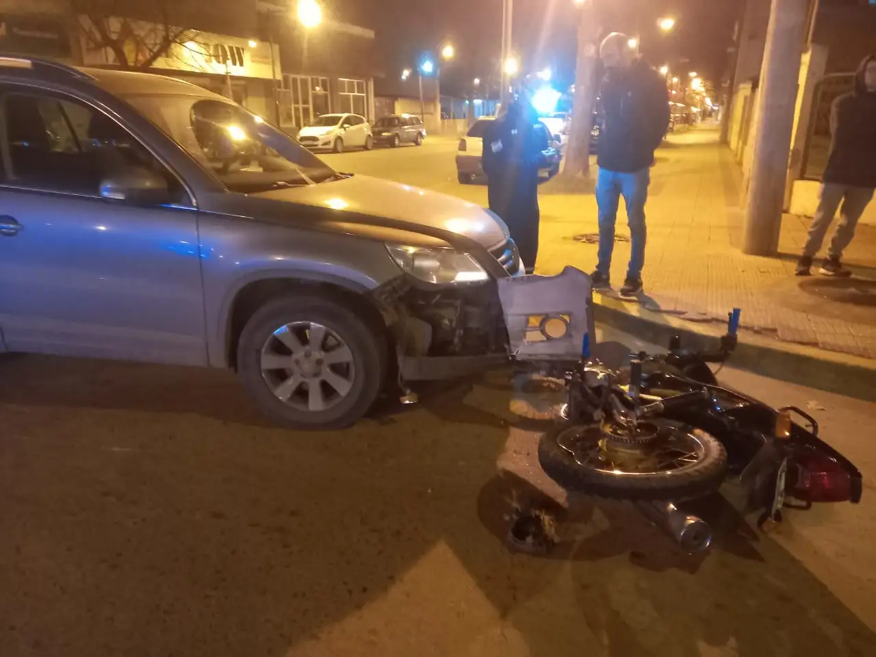 El motociclista resultó con lesiones tras el impacto.
