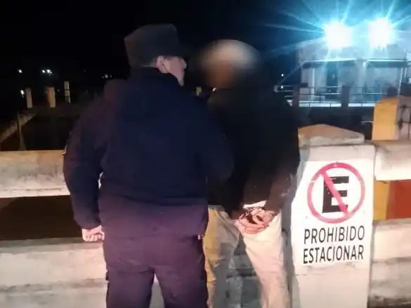 Tenía arresto domiciliario y fue detenido cuando paseaba en la zona de los obeliscos de la costanera