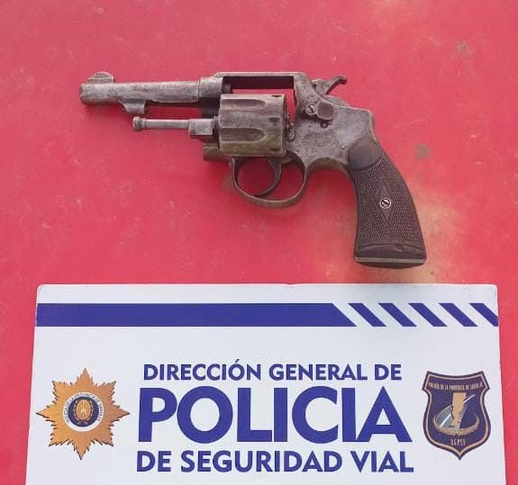 El revólver incautado en el procedimiento policial.