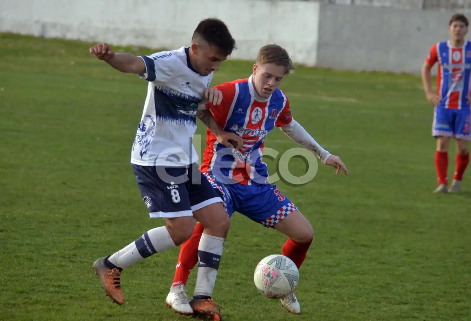 Doorich y Tripodi, en la disputa por la pelota.