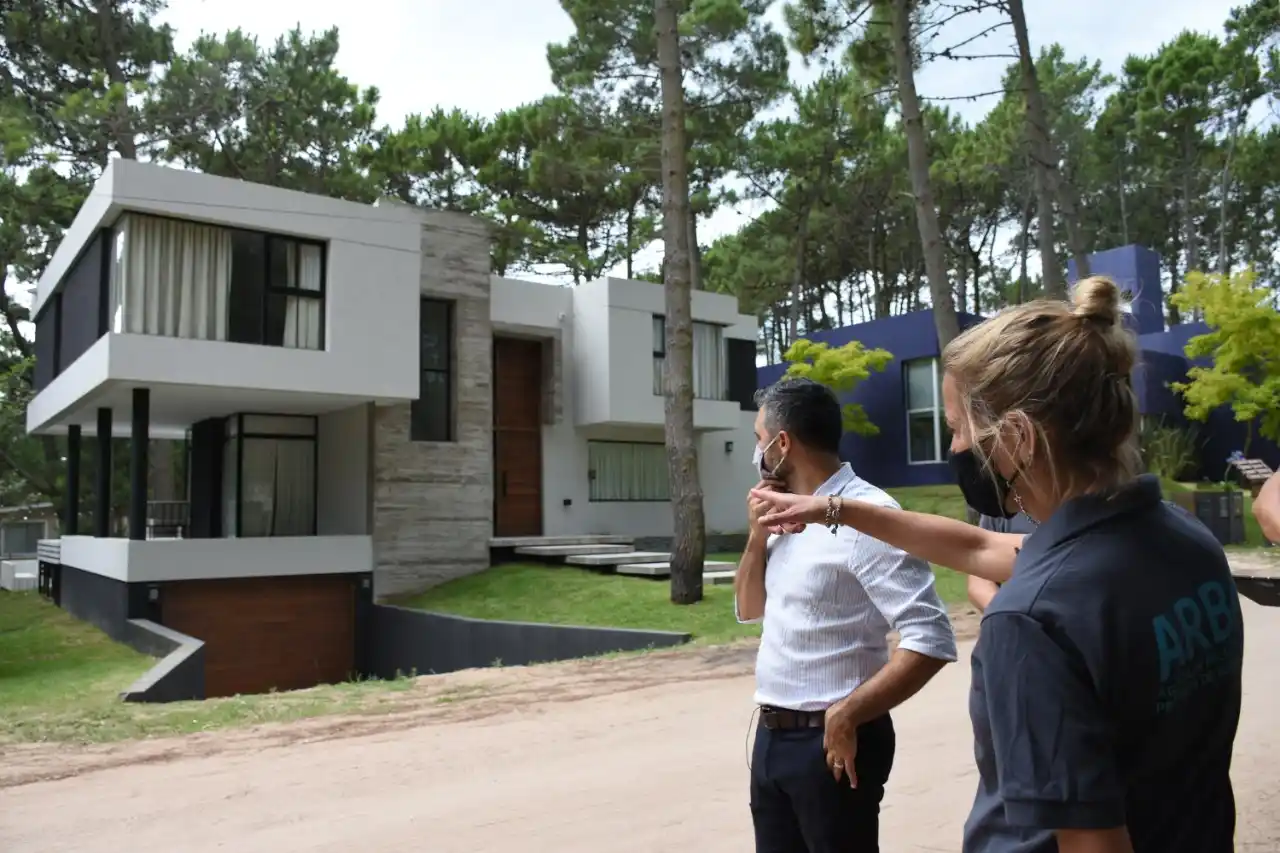 Pinamar y Mar del Plata: ARBA detectó 366.000 m² construidos sin declarar en countries y casas de alto valor