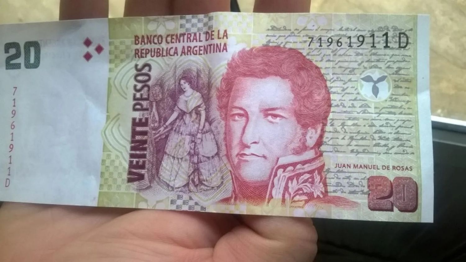 Dos billetes y algo feo