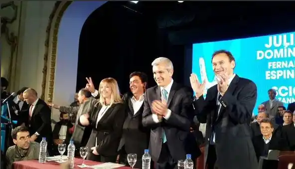 Domínguez cerró su campaña sin Scioli y con críticas a Macri