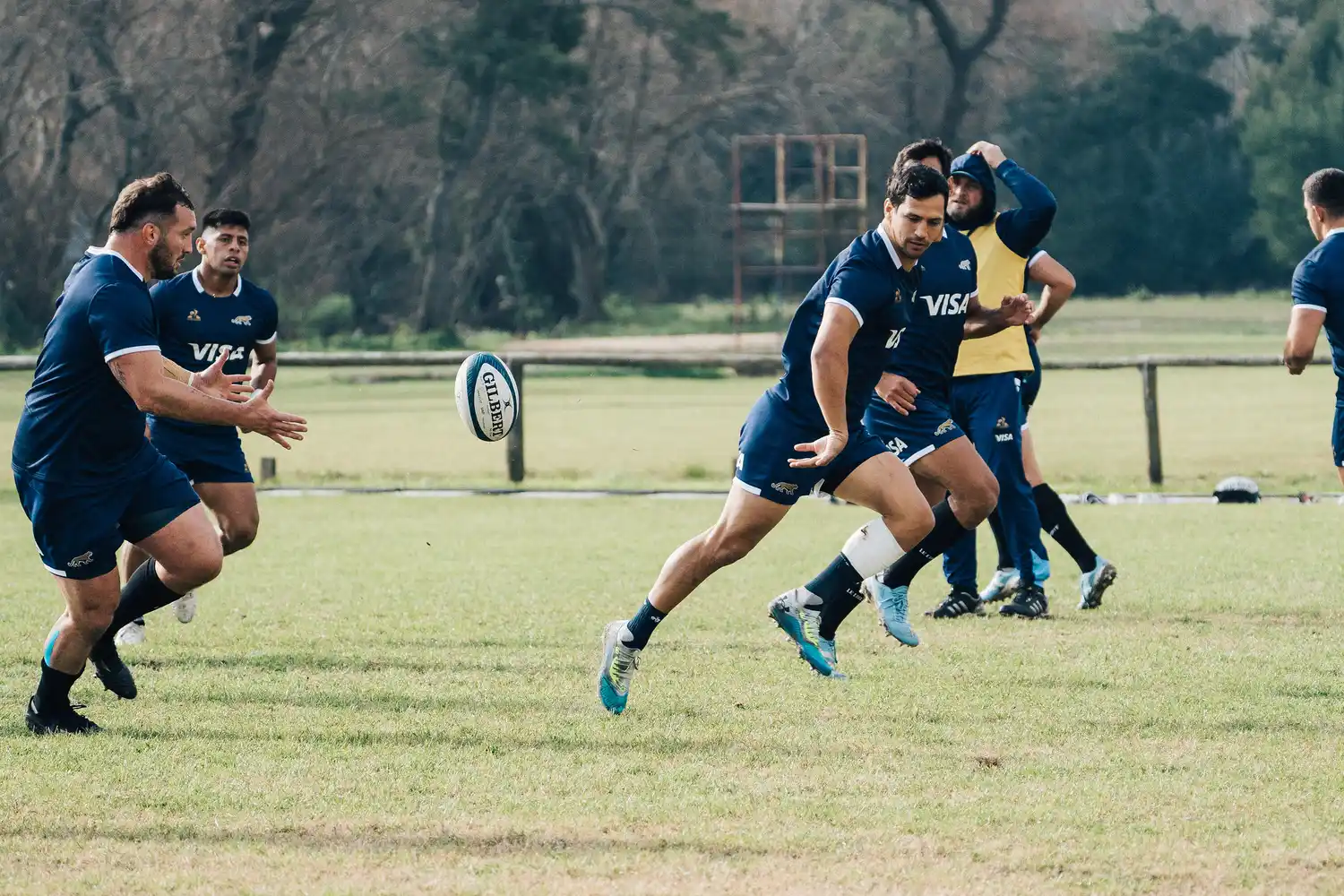 Calles recibe un pase de Moroni en la práctica de Los Pumas.