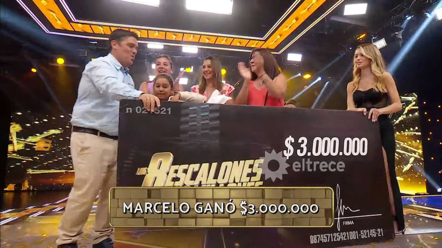 El momento de la entrega del premio