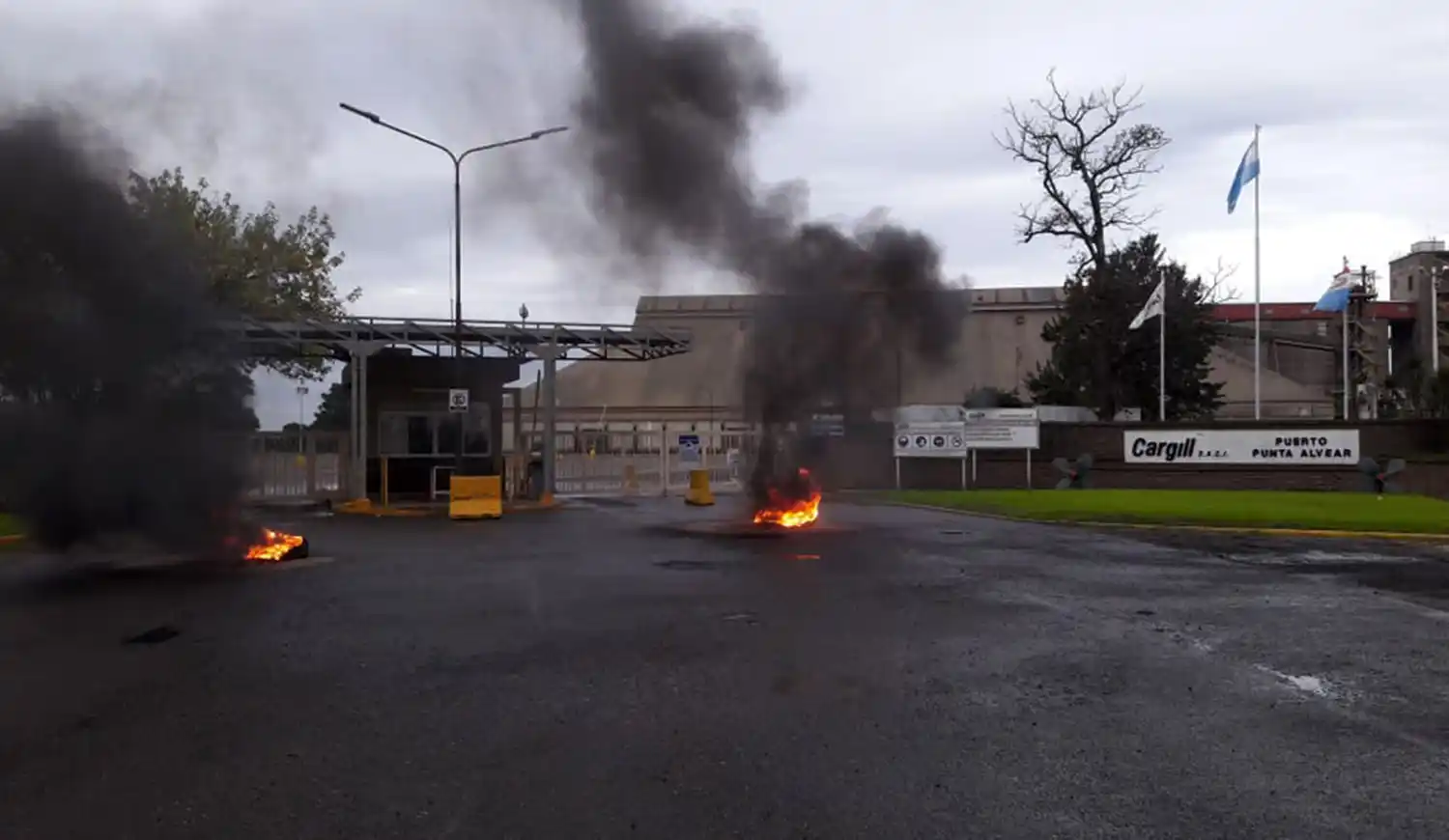 Sigue el paro de aceiteros por los despidos de Cargill en su planta de Bahía Blanca