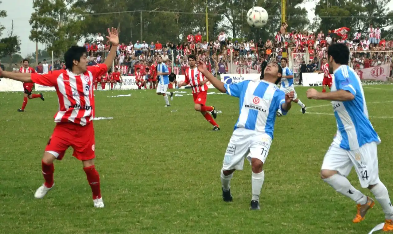 Lo arreglamos afuera: 2 jugadores de fútbol de Firmat a las piñas en plena calle