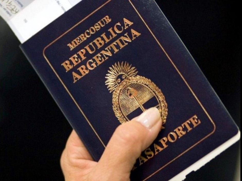 Piden a ciudadanos argentinos que devuelvan miles de pasaportes por una falla de seguridad en su fabricación