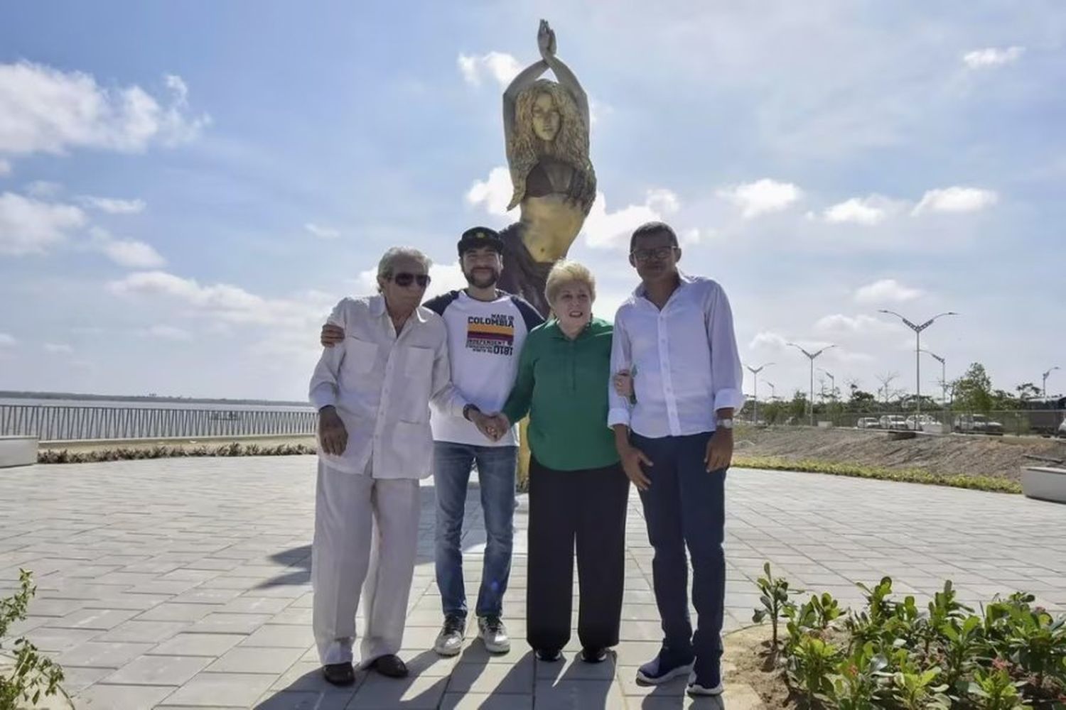 Shakira se emocionó con la estatua de más de 6 metros que le hicieron en su honor en Colombia y que recibió un mensaje de Bizarrap