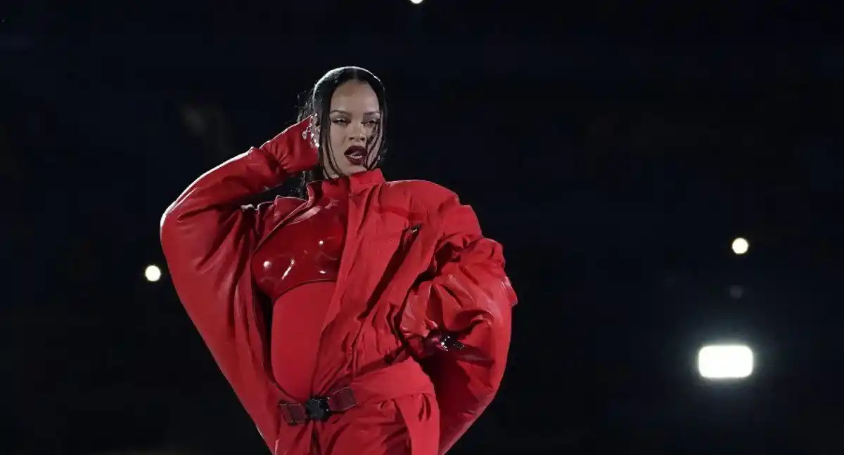 NO LA PERDONARON: con divertidos memes celebraron el embarazo de Rihanna