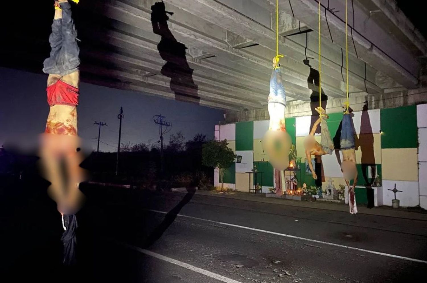 Hallaron cuatro cuerpos decapitados y colgados y otros 16 dentro de una camioneta en Sinaloa