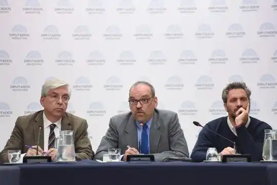 Fernando Iglesias (al centro) presidió la reunión de la Comisión de Relaciones Exteriores y Culto.