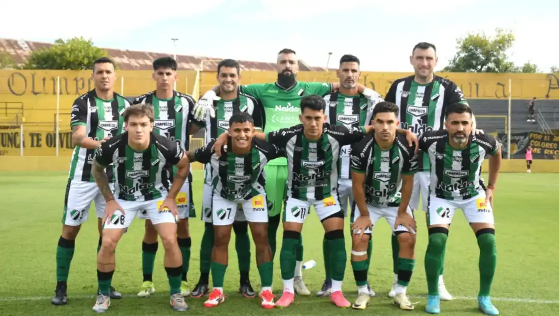 FOTO LA NUEVA La formación de Villa Mitre en el partido con Olimpo.