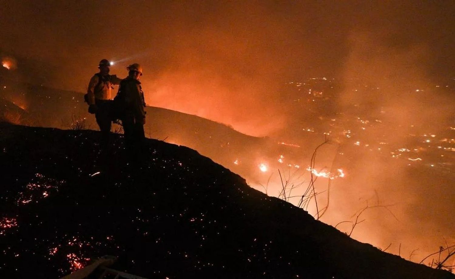 Unos 90.000 evacuados cerca de Los Ángeles por nuevos incendios forestales