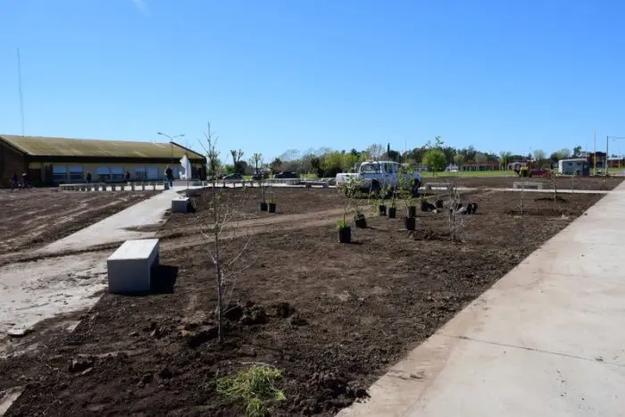SAN CAYETANO: Tareas de forestación en la Plaza Renacer