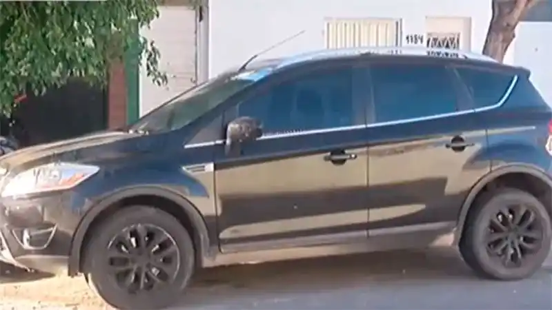 Balearon su auto y le dejaron una nota: "esto te pasa por roba marido"