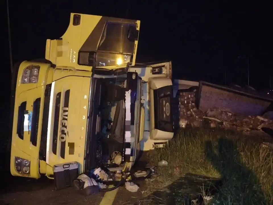 Vuelco de un camión con carga de pollo congelado en la RN14: tránsito reducido en la zona