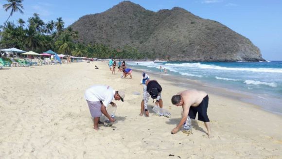Derrame de petróleo en El Palito afectó a pescadores y bañistas de Ocumare de la Costa y Choroní (FOTOS+VIDEO)