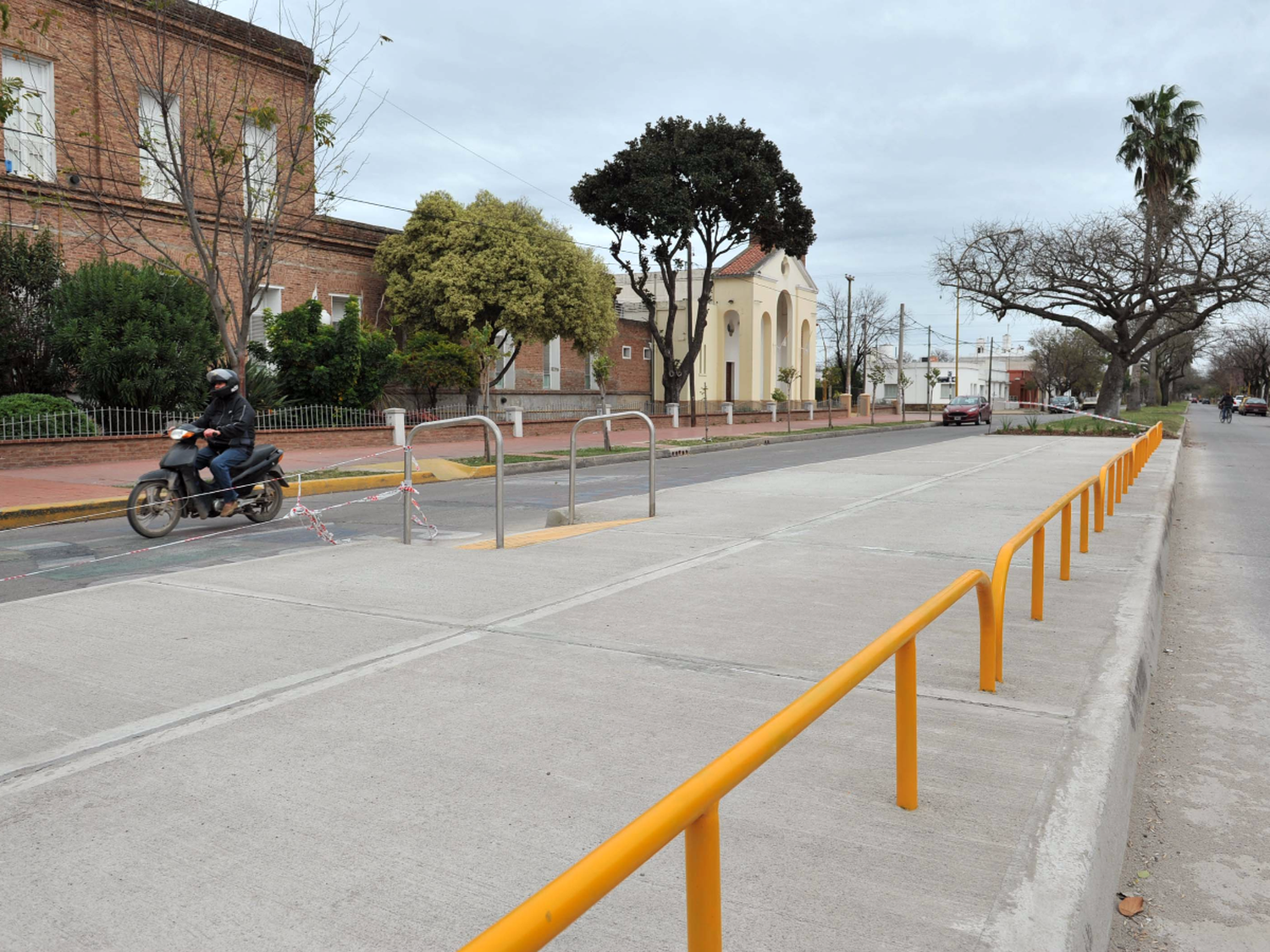 En el Día del Árbol, Amad cuestionó la creación de un playón de cemento frente a escuela  