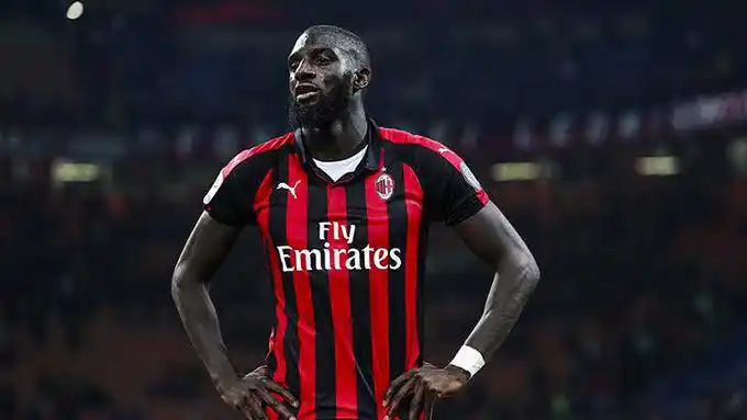 ¿RACISMO? A punta de pistola detienen a jugador del Milan al confundirlo con un “sospechoso”