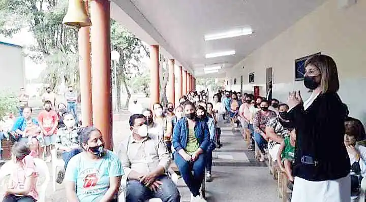 “Las familias constituyen un puente necesario 
entre los estudiantes y la escuela”, aseguran