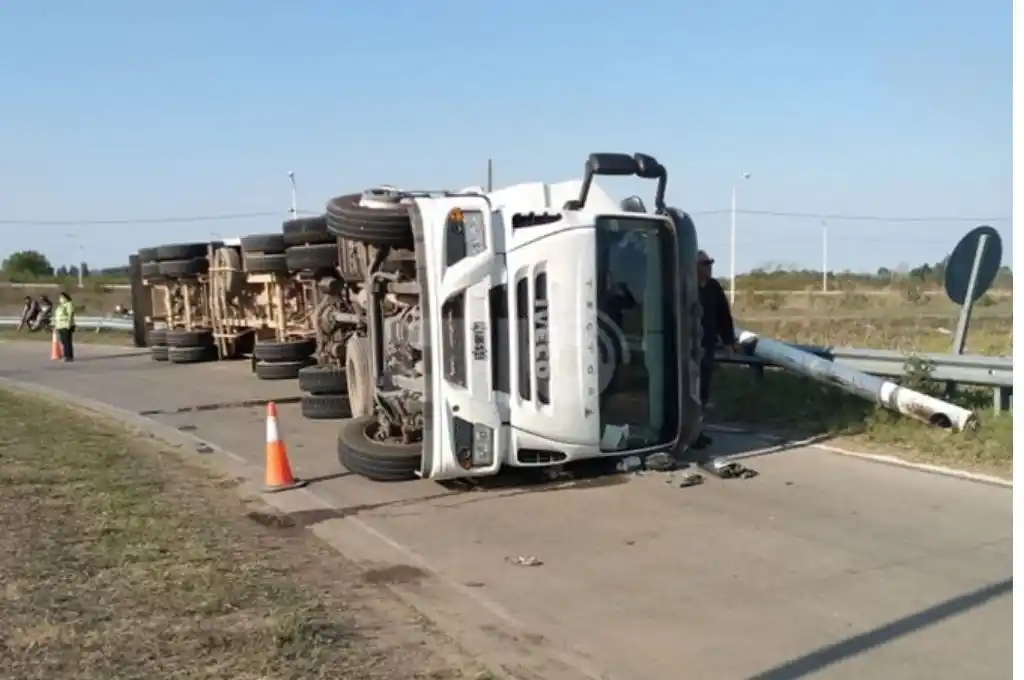 Volcó un camión en Circunvalación Oeste y ruta 70