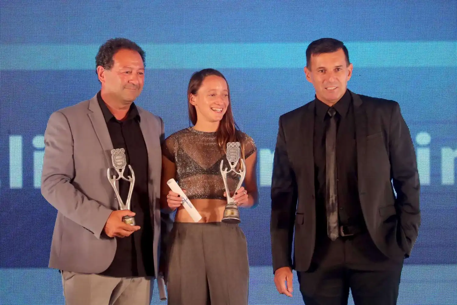 Daniel Díaz y Florencia Borelli recibiendo los premios en atletismo de manos de Walter Pérez (Foto: Prensa COA)