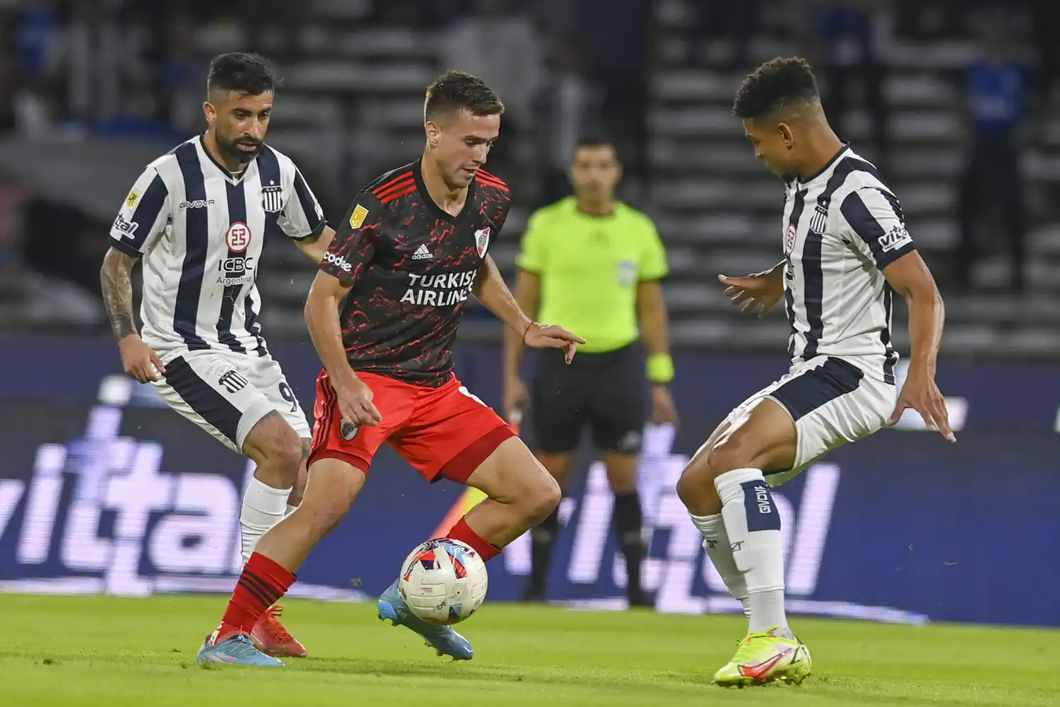 River cayó en Córdoba, pero sus chances están intactas en la zona A.