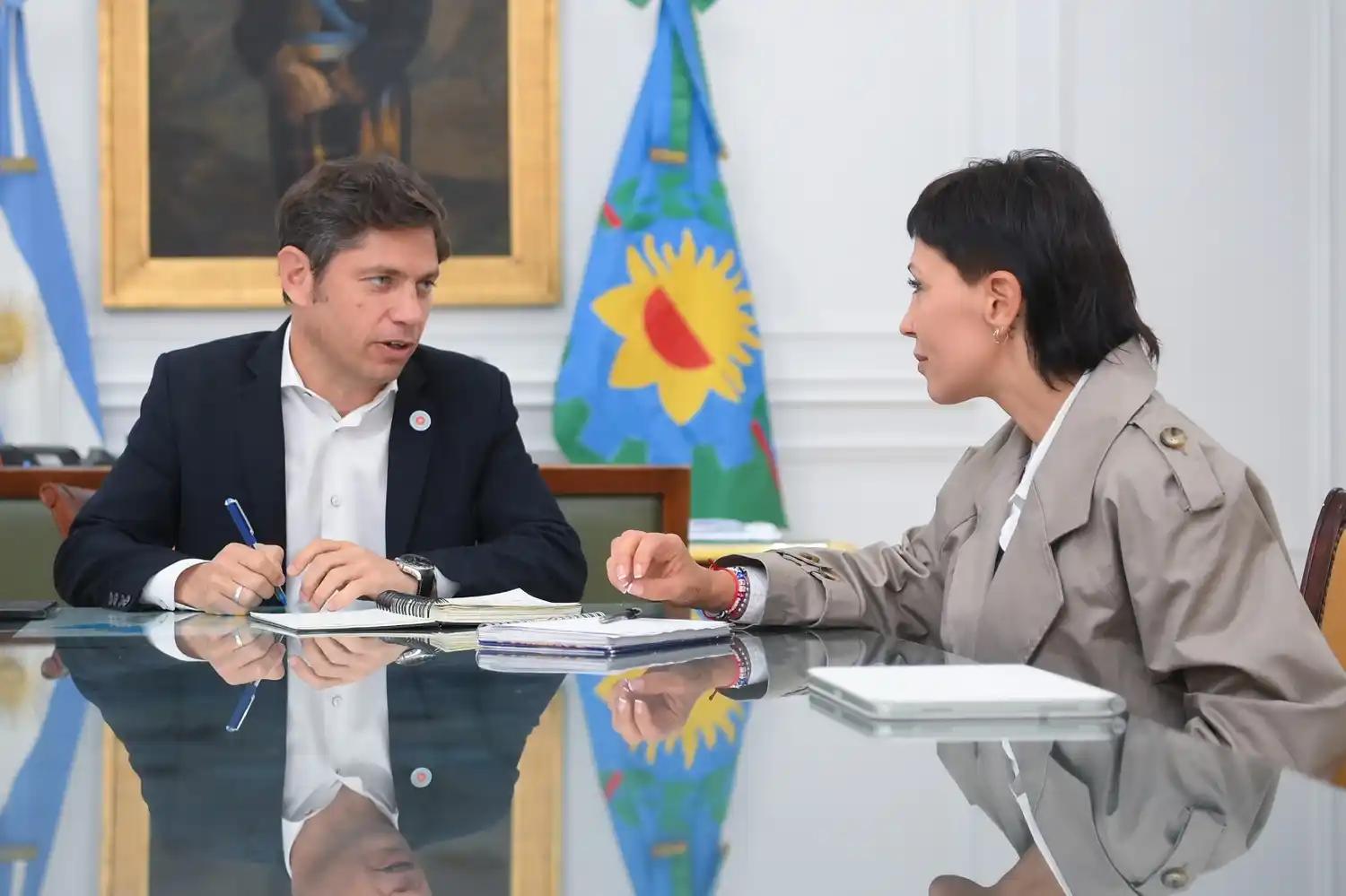 Kicillof recibió a Mayra Mendoza en su despacho.