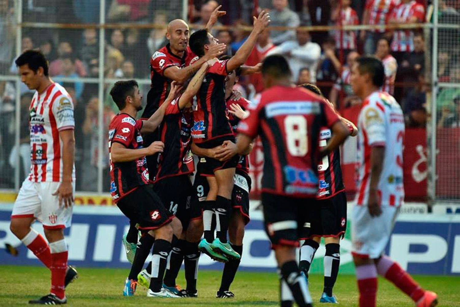 Patronato ganó el clásico paranaense y volvió a la punta de la B Nacional