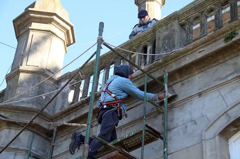 Tareas de preservación en el frente de edificios de la comuna loberense