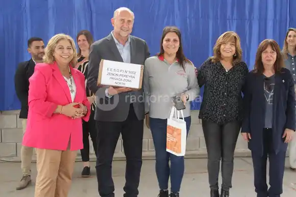 Perotti entregó 208 celulares a estudiantes de escuelas rurales del Departamento San Martín