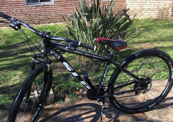 Dejó la bici en el patio de la escuela y se la robaron