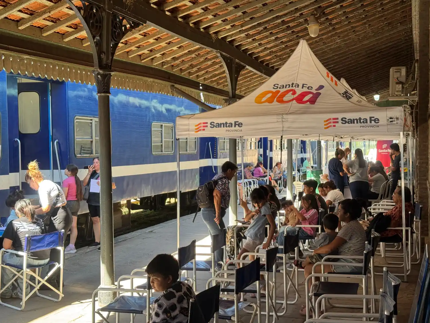 Fueron muchos los vecinos que se sumaron al operativo de servicios.