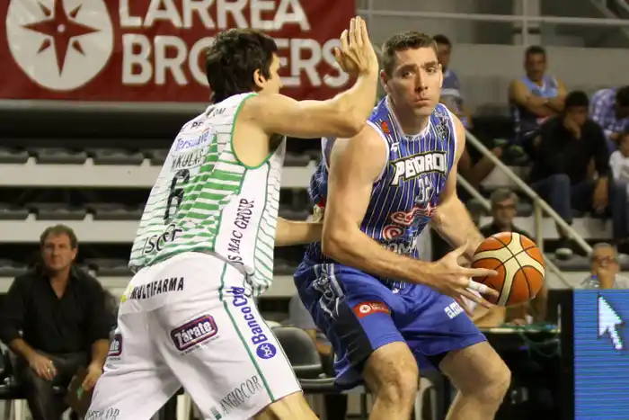 Andrew Feeley está recuperandose de una fuerte angina. 