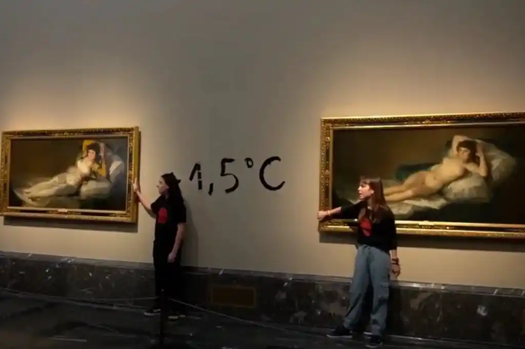 En protesta por el cambio climático, activistas se pegaron a dos cuadros de Goya