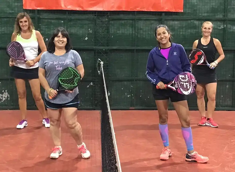 Las damas compiten en quinta