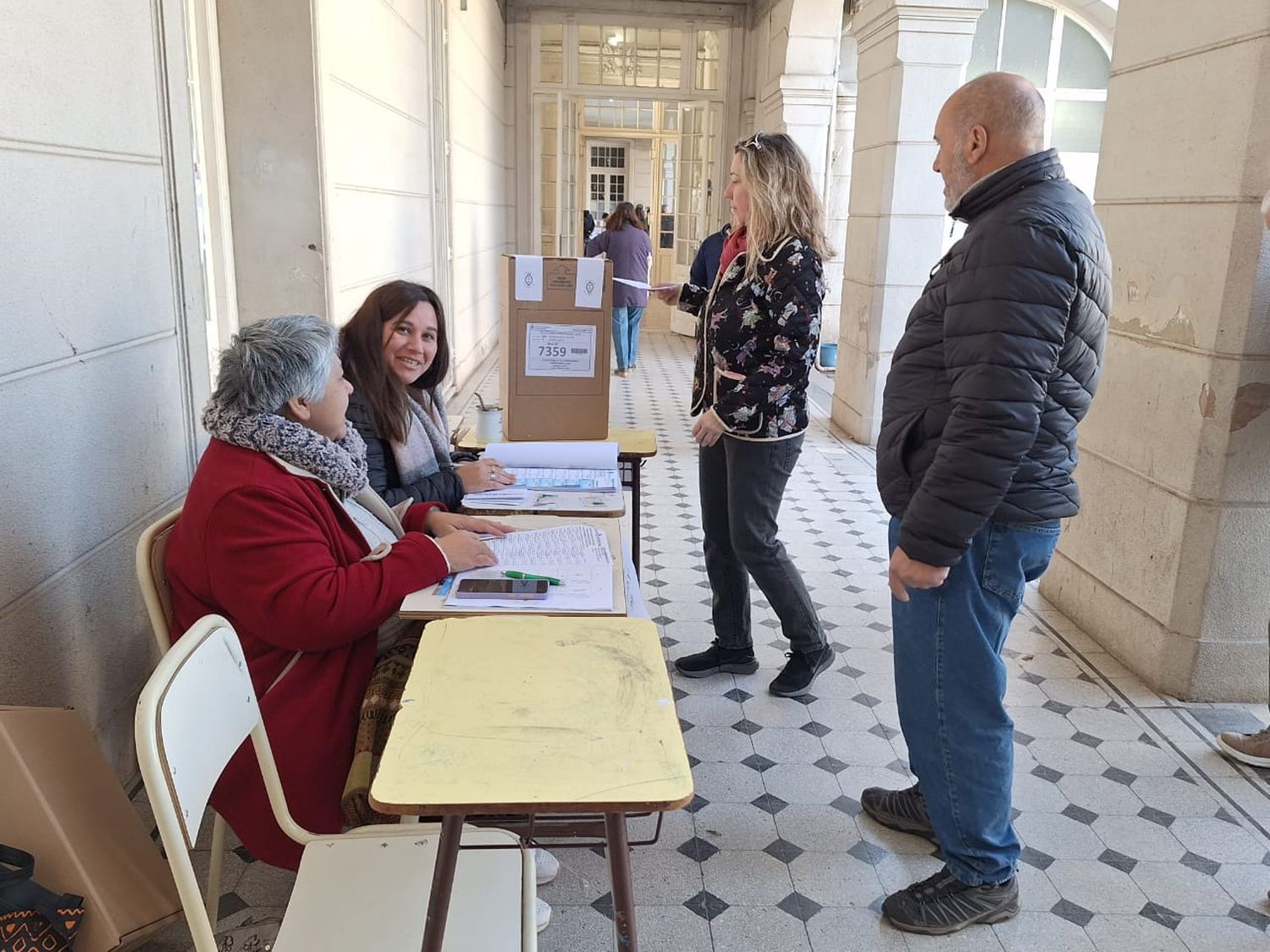 A primera hora de la mañana votaban en la Escuela Normal sin imaginar los sorprendentes resultados que se avecinaban.