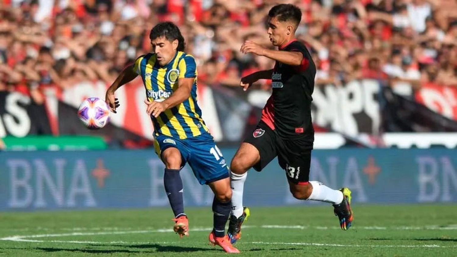 Rosario Central le ganó a Newell’s en el clásico y es el único líder del Torneo Apertura 2025