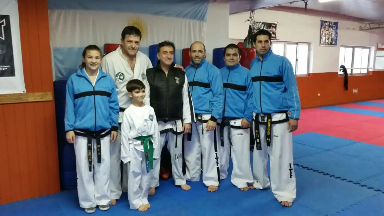 El maestro Alejandro Yapuncic junto con los profesores locales. 