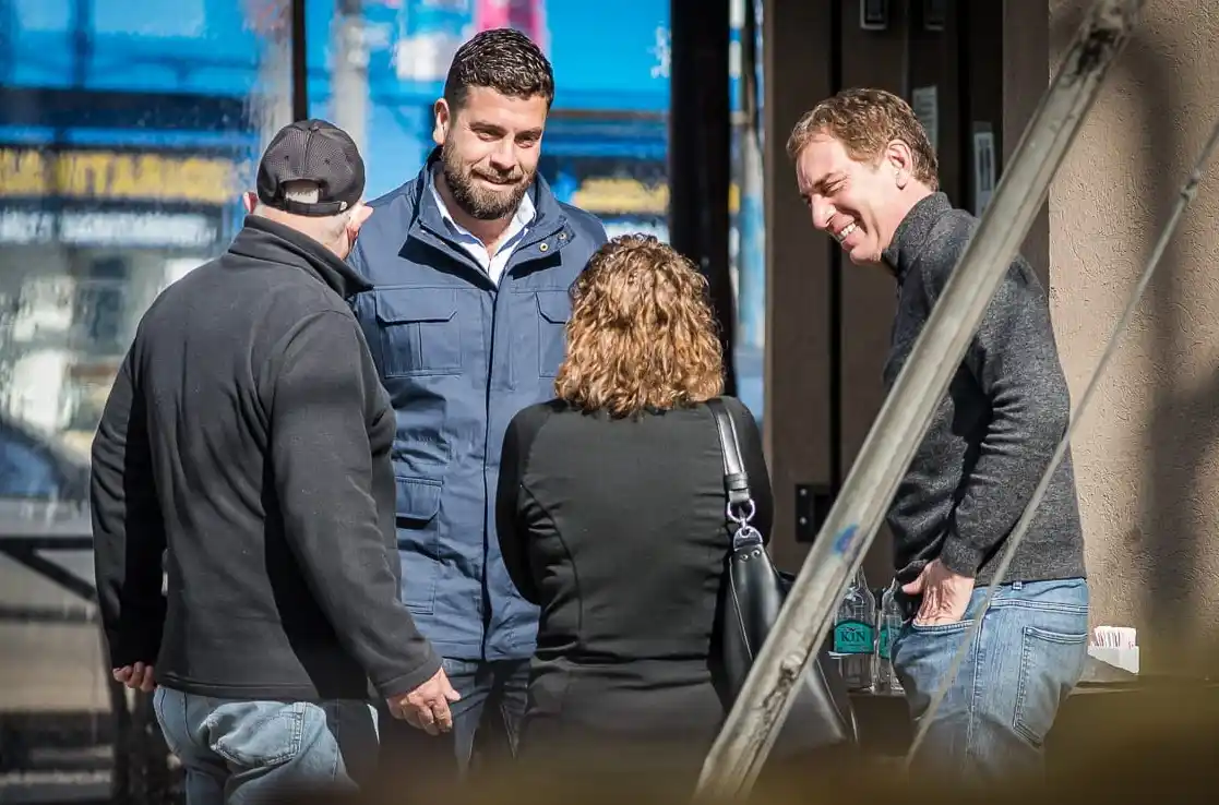 Diego Santilli recorrió ayer Merlo y Hurlingham con candidatos locales.