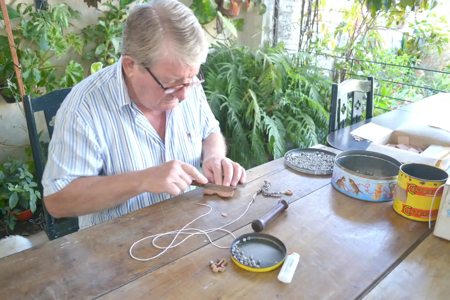 El hombre que hace rosarios