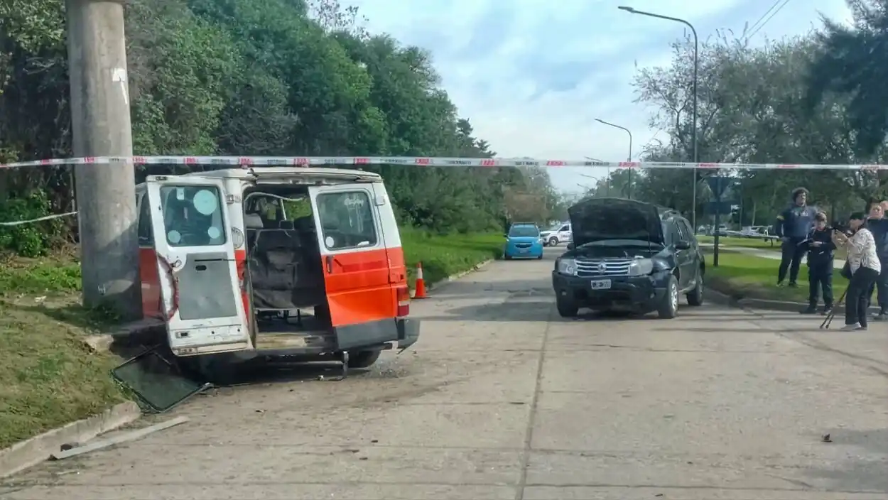 Una combi escolar y una camioneta colisionaron y ocho menores resultaron heridos