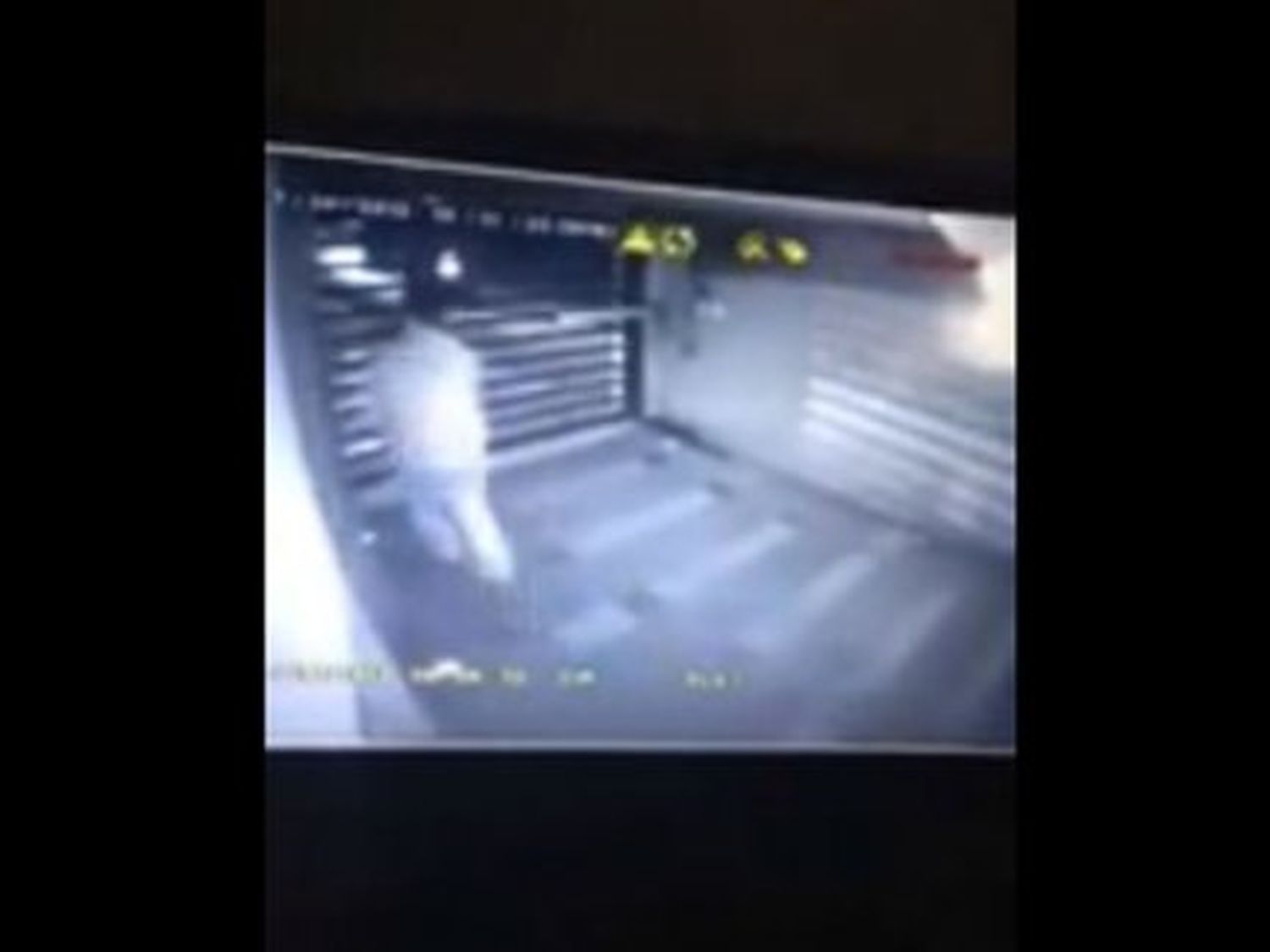 Impactante video: Atropelló a un hombre mientras entraba a un garage