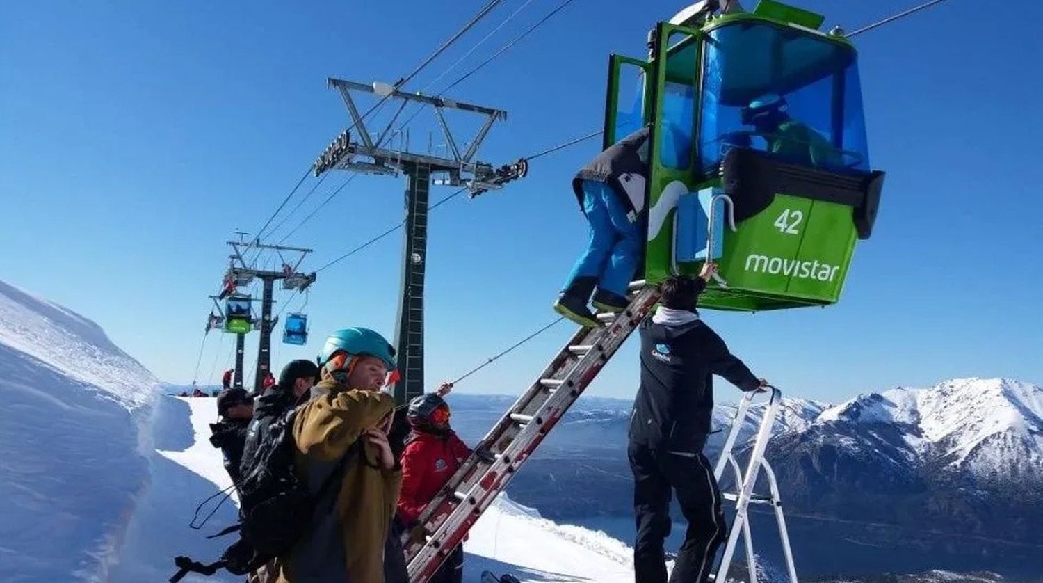 250 turistas atrapados en telecabinas del Cerro Catedral