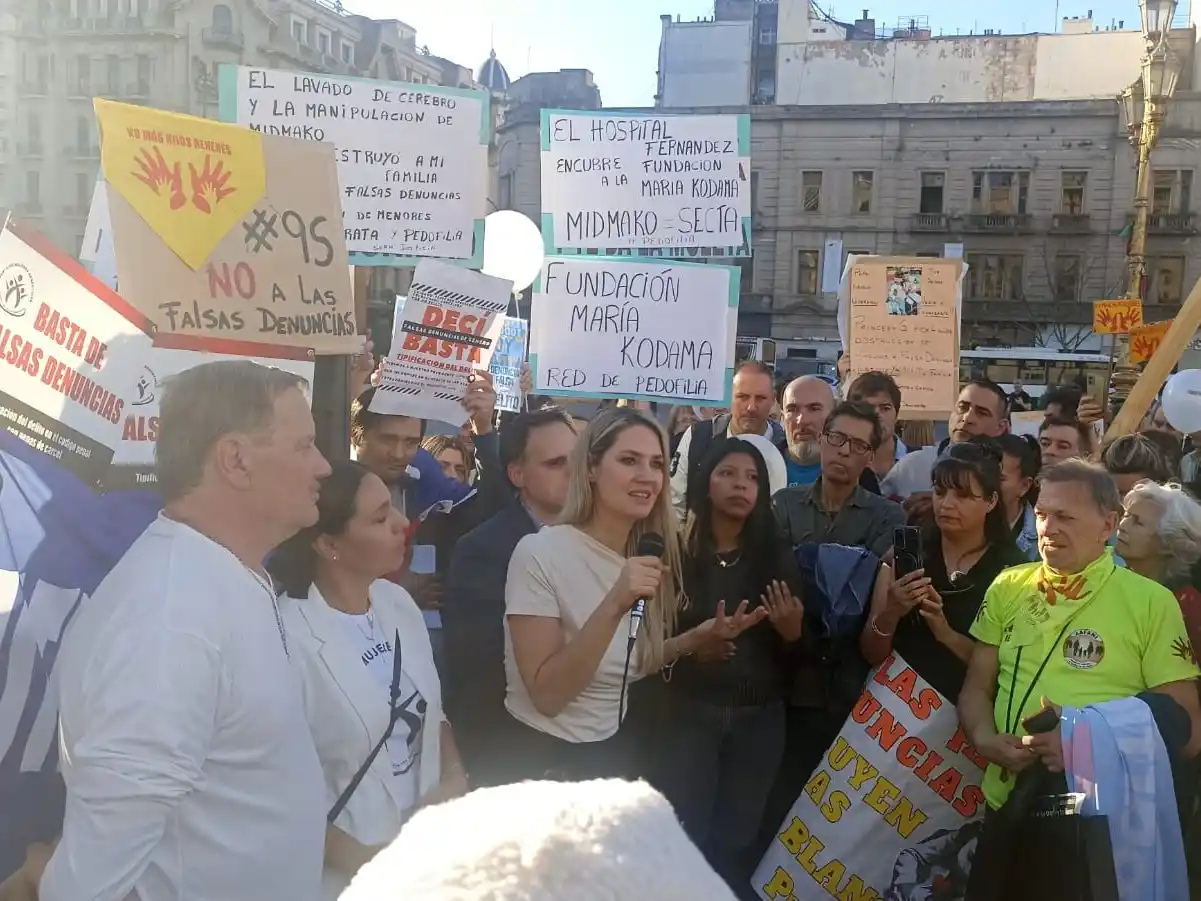 La senadora Carolina Losada y Ramón, el abuelo de Lucio Dupuy, presentes en la marcha mundial contra las falsas denuncias.