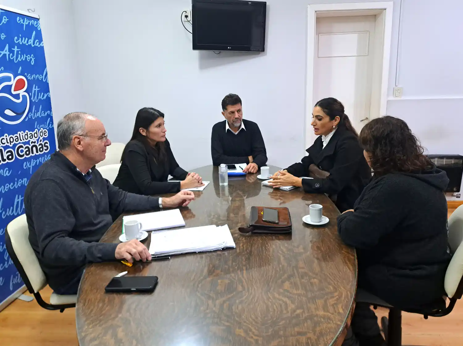El intendente Norberto Gizzi (izquierda) junto a funcionarios en la reunión.
