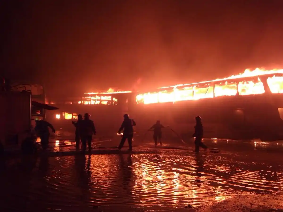 Voraz incendio destruyó unos 40 colectivos en Rosario