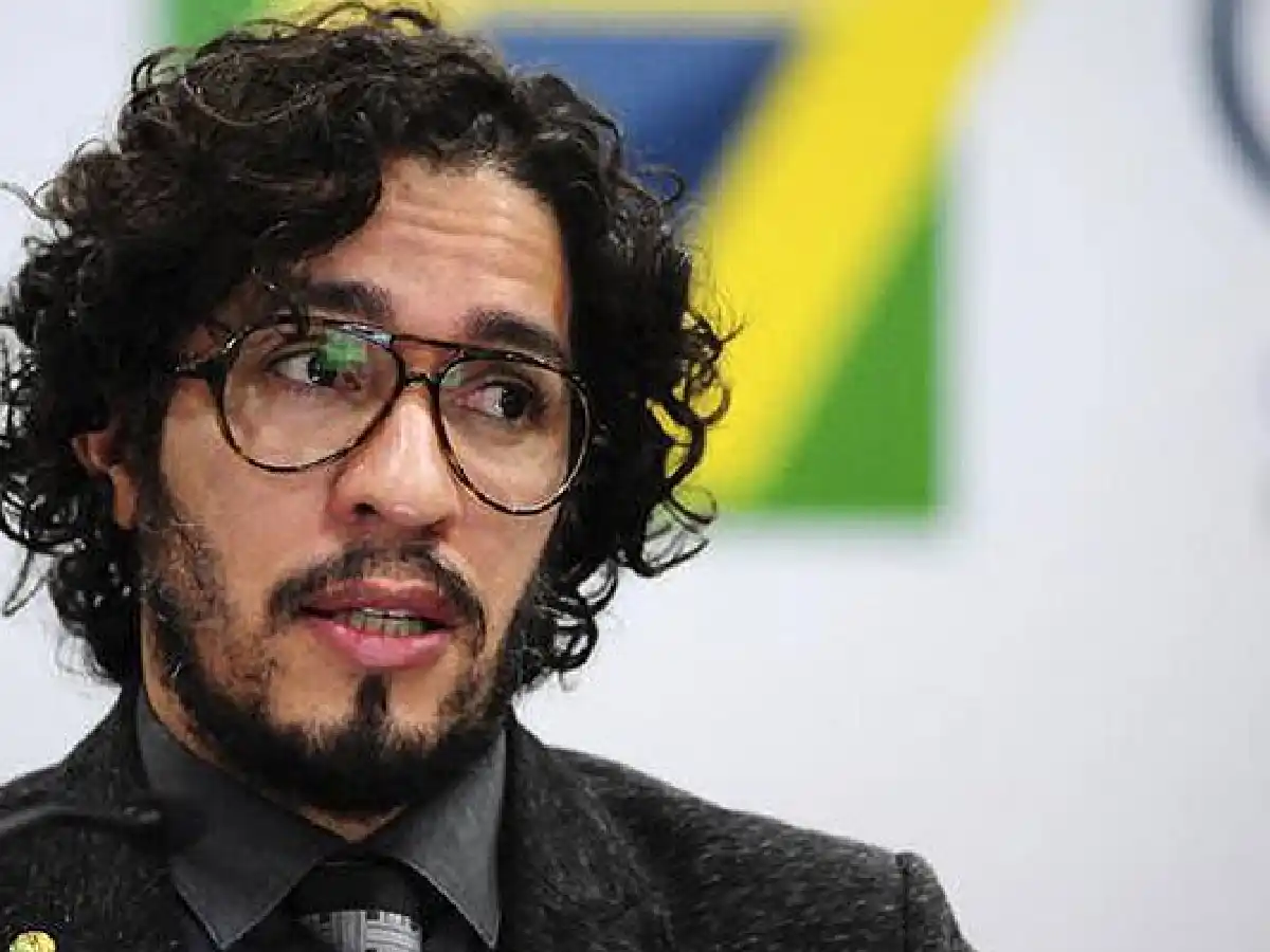Un diputado brasileño renunció a su banca y dejó el país porque recibió amenazas: "Usaron la homofobia contra mí"