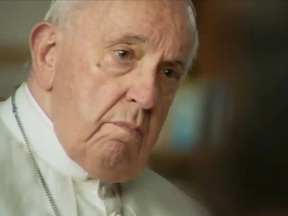El Papa recibió un pañuelo verde y habló del aborto: "A una mujer que aborta hay que acompañarla"